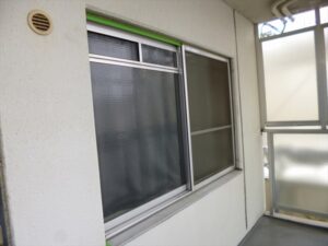 大阪府吹田市　マンション　窓枠塗装 (2)